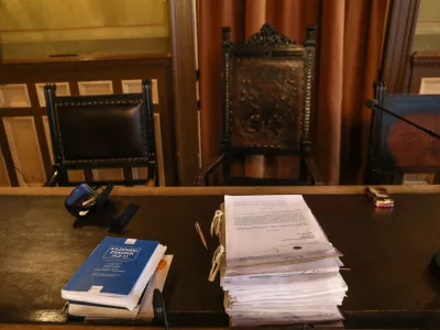 ﻿simbolična fotografija - kazenski zakonik- 18.04.2018 - Okrožno sodišče v Ljubljani - igrana glavna obravnava Okrožnega sodišča v sodelovanju z učenci 2. razreda Waldorfske šole Ljubljana; sojenje  //FOTO: Luka Cjuha.