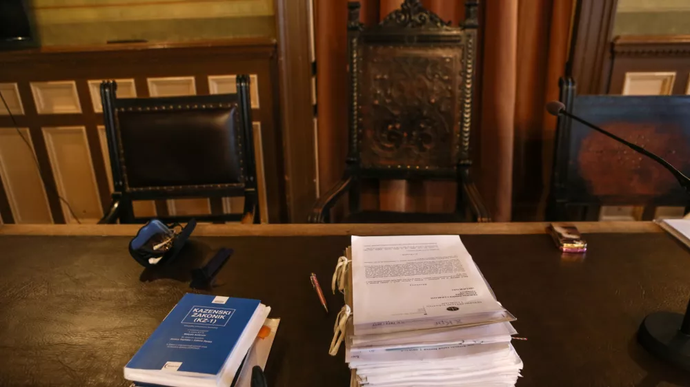 ﻿simbolična fotografija - kazenski zakonik- 18.04.2018 - Okrožno sodišče v Ljubljani - igrana glavna obravnava Okrožnega sodišča v sodelovanju z učenci 2. razreda Waldorfske šole Ljubljana; sojenje  //FOTO: Luka Cjuha.