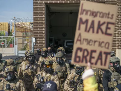 12 September 2025, US, Broadview: Heavily armed ICE and Border Patrol agents guard the Broadview ICE facility from peaceful protesters opposed to 'Operation Midway Blitz' in Chicagoland. Photo: Chris Riha/ZUMA Press Wire/dpa