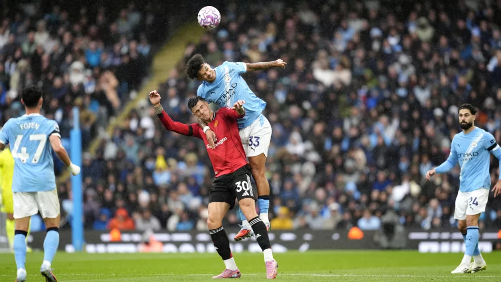 14 September 2025, United Kingdom, Manchester: Manchester United's Benjamin Sesko and Manchester City's Nico O'Reilly battle for the ball during the English Premier League soccer match between Manchester Cityand Manchester United at Etihad Stadium. Photo: Nick Potts/PA Wire/dpa