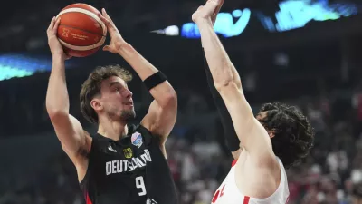 Germany's Franz Wagner, left, tries to score as Turkey's Cedi Osman blocks him during the Eurobasket, European Basketball Championship final match between Turkey and Germany at the Riga Arena in Riga, Latvia, Sunday, Sept. 14, 2025. (AP Photo/Sergei Grits)