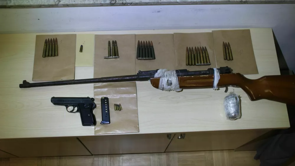 Kočevski policisti so v hišni preiskavi zasegli več kosov orožja. 
