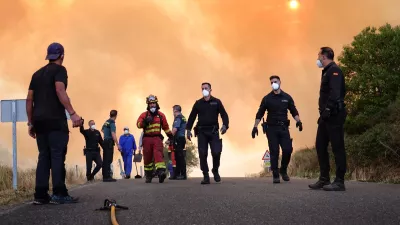 21 August 2025, Spain, Anllarinos Del Sil: Emergency services try to extinguish the forest fire in Anllarinos del Sil. Photo: Xuan Cueto/EUROPA PRESS/dpa