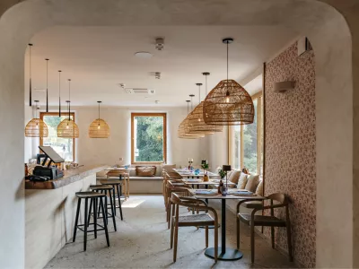 Ambient je zasnovan tako, da gostje uživajo v prostoru kot tudi v jedeh. F Bledrose Hotel