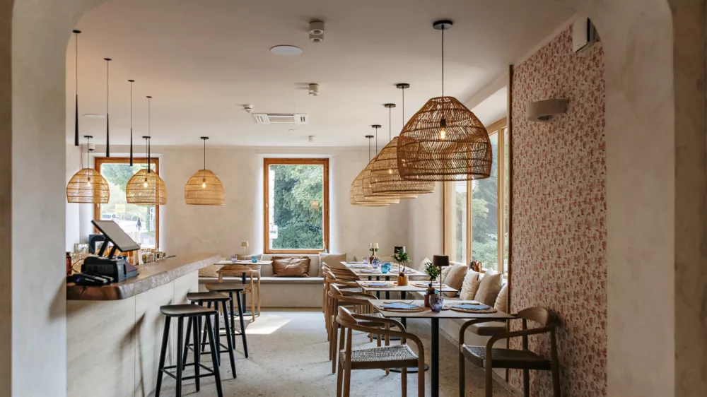 Ambient je zasnovan tako, da gostje uživajo v prostoru kot tudi v jedeh. F Bledrose Hotel