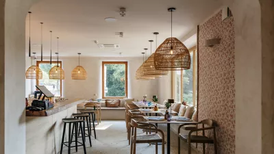 Ambient je zasnovan tako, da gostje uživajo v prostoru kot tudi v jedeh. F Bledrose Hotel