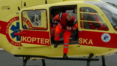 Helikopter - HNMP – helikopterska nujna medicinska pomoč - - predstavitev helikopterske nujne medicinske pomoči ob začetku rednega delovanja službe, - ekipa predstavila svoje delovanje in simulirala primer reševanja ponesrečenca s helikopterjem; pred novim vladnim hangarjem na letališču Brnik ,// FOTO: Luka CjuhaOPOMBA: ZA OBJAVO V ČASOPISU DNEVNIK