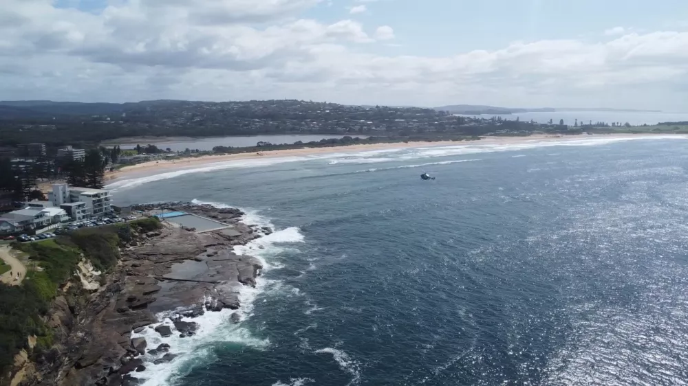 A drone view of Long Reef Beach, following an incident where a surfer died after being attacked by a large shark, in Dee Why near Sydney, Australia September 6, 2025 in this screen grab obtained from social media video. Robert Joodat/Instagram @ramin3m/via REUTERS THIS IMAGE HAS BEEN SUPPLIED BY A THIRD PARTY. MANDATORY CREDIT. NO RESALES. NO ARCHIVES.