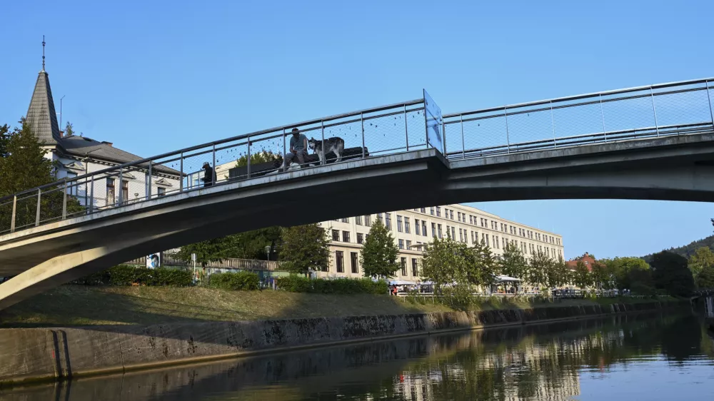 LjubljanicaCenter RogŽitni most27.08.2024 Arhitektura v živo z ladjico, mostovi čez Ljubljanico. FOTO: Nik Erik Neubauer