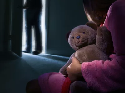 Družinski prijatelj zlorabil komaj osemletno deklico