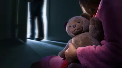 Družinski prijatelj zlorabil komaj osemletno deklico