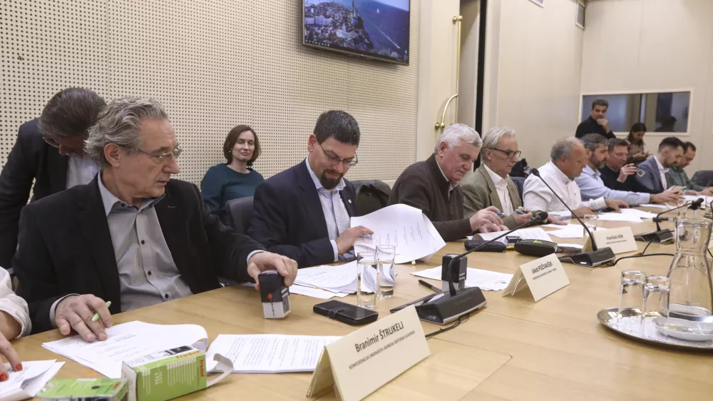 Branimir Štrukelj in Jakob Počivalšek15.11.2024 - podpis Dogovora o prenovi sistema plač in novih uvrstitvah delovnih mest ter nazivov v plačne razrede v javnem sektorju, Kolektivne pogodbe za javni sektorFOTO: LUKA CJUHA