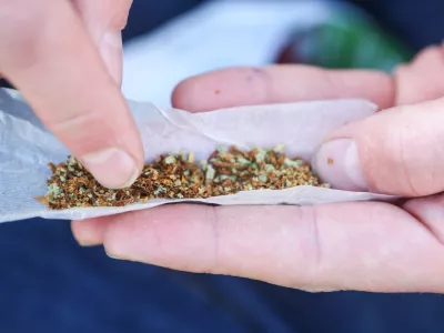 ﻿Zvijanje jointa, marihuana, kajenje marihuane, indijska konoplja- 22.04.2015 - Marihuana marš 2015 - tradicionalni shod proti prohibiciji konoplje in za liberalizacijo zakonskega področja prepovedanih drog v organizaciji Študentske organizacije Univerze v Ljubljani;  //FOTO: Bojan Velikonja