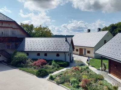 Na nekdanji posesti družine Anderlič, katere korenine segajo vse do leta 1627, se danes razvija sodoben konjeniški center.