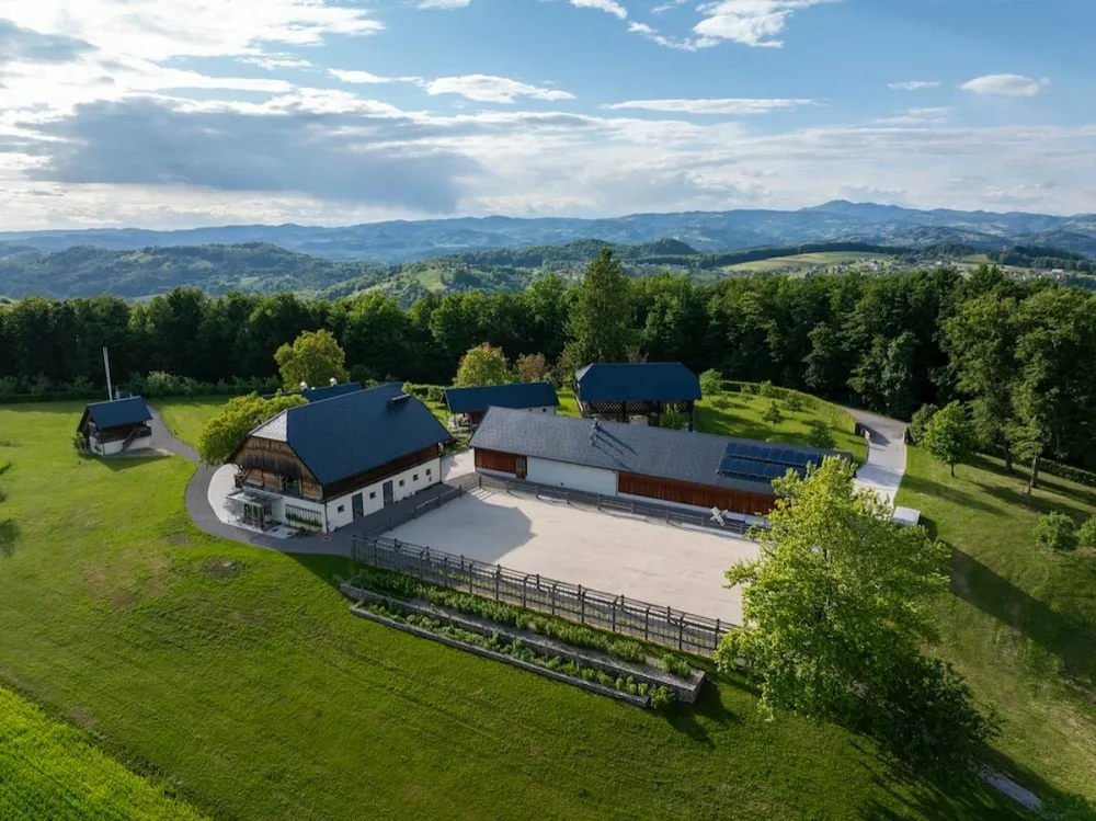 Na obronkih Dolenjske, kjer skoraj ni vasi brez konja, se poraja nova, izjemno osebna zgodba slovenskega butičnega turizma. 