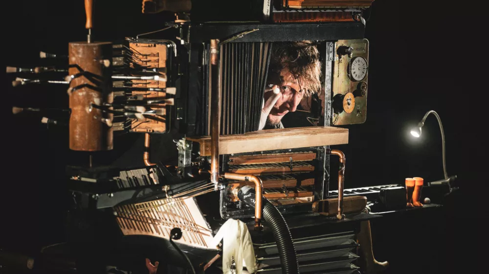 Predstava Harms je kriv! izvedba Matija Solce