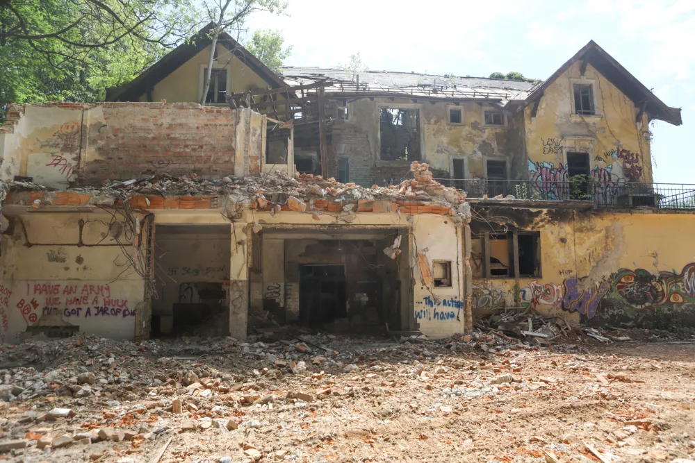 26.05.2025 - Hotel Bellevue Ljubljana. rušenje gradbiščeFoto: Luka Cjuha