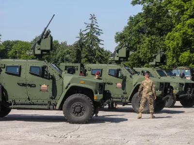 ﻿- lahko oklepno vozilo SV LKOV 4x4, proizvajalca Oshkosh Defense.- 05.06.2021 - Vojašnica Edvarda Peperka v Ljubljani - Slovenska vojska (SV) - predstavitev novih 38 lahkih kolesno oklepnih vozil LKOV 4x4 z integrirano oborožitveno postajo M153 Kongsberg. //FOTO: Bojan Velikonja / Foto: Bojan Velikonja