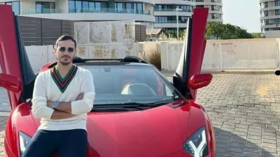 Shimon Hayut, prevarant s Tinderja, ki je neslavno zaslovel zaradi Netflixovega dokumentarca The Tinder Swindler, je že našel novo priložnost za zaslužek. Simon Leviev, kot se predstavlja Hayut, je sklenil dogovor s hollywoodsko menedžerjo Gino Rodriguezom, v načrtu ima tudi knjigo, poleg tega pa želi zagnati še podcast in sodelovati v resničnostnem šovu, v katerem bo iskal pravo ljubezen. V šovu naj bi se za zanj potegovale številne ženske, v podcastu pa bi rad delil ljubezenske nasvete, kaj storiti in česa ne v nastajajočih zvezah. Ob vsem tem Hayut še naprej trdi, da ga je dokumentarec napačno prikazal in da bo očistil svoje ime. In kako ga je sploh prikazal dokumentarec, ki bo dobil tudi svojo igrano filmsko različico? Leviev je ženske, ki so postale njegova tarče, prepričal, da je sin kralja diamantov Leva Levieva. Zavedel jih je z lažnim prikazovanjem svojega "luksuznega" življenja, potem pa jih prosil, naj mu posodijo denar, ker so ga neprijatelji spravili v težave. Na ta način je od žensk izvlekel milijone dolarjev. Netflix je razkril nekatere od njegovih prevar, prav tako pa tudi številne psevdonime, ki jih je uporabljal, a kot se je izkazalo, Hayutu slava godi, tudi če je negativna.