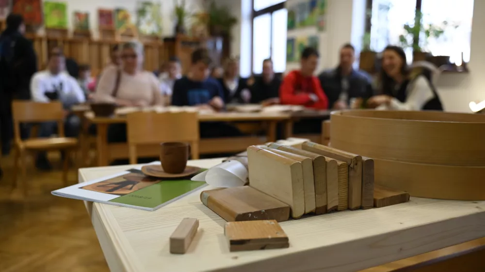 - &Scaron;olski center Ljubljana, A&scaron;kerčeva 1 v Ljubljani:- Srednja lesarska &scaron;ola - 17.02.2023 - Informativni dnevi 2023 - informativni dan na fakultetah in srednjih &scaron;olah za bodoče &scaron;tudente in dijake - izobraževanje - &scaron;olstvo - &scaron;tudij - dijaki - &scaron;tudenti - //FOTO: Nik Erik Neubauer / Foto: Nik Erik Neubauer