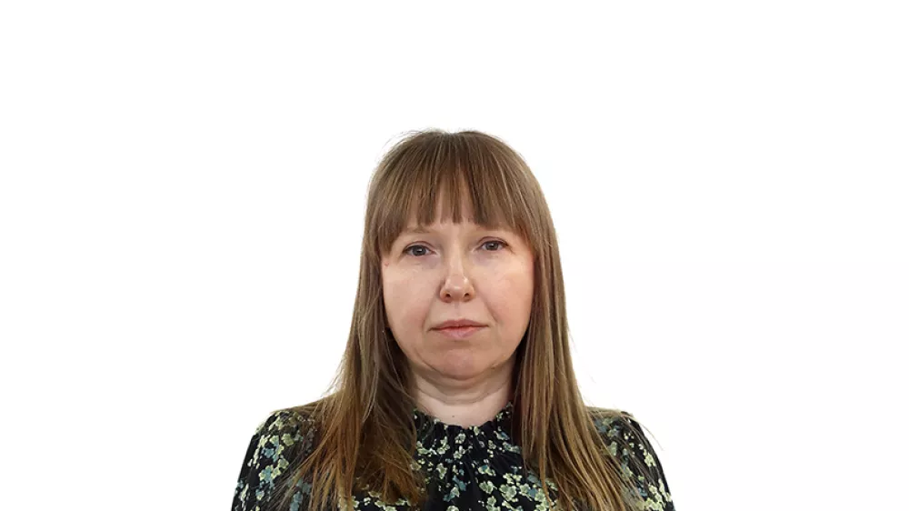 Nina KnavsZA ONLINE - Redakcija Dnevnik 2024 - portreti za komentarje in kolumne - kolumnisti - komentatorji – novinarji - portret //FOTO: Luka Cjuha