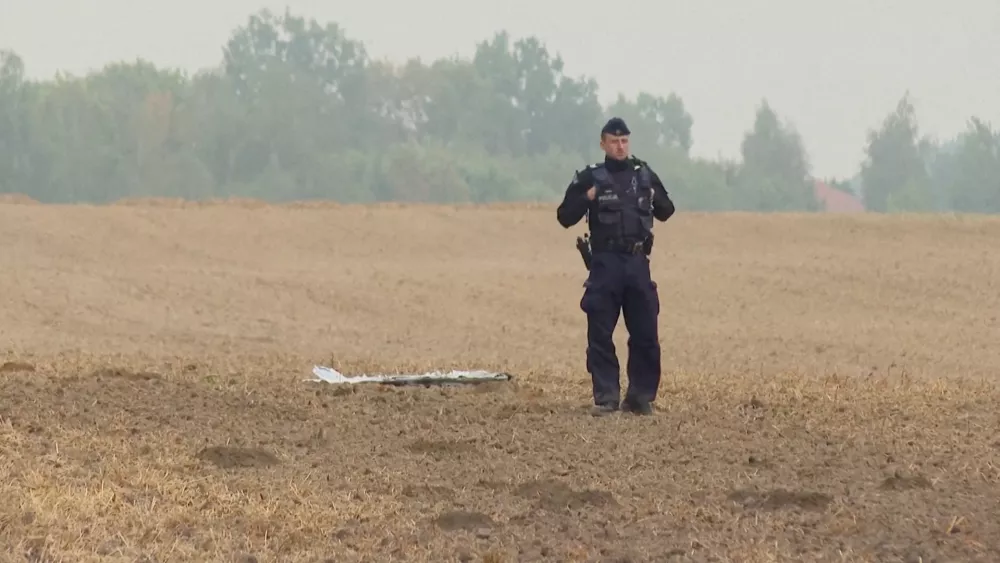 A Polish police officer stands near a unmanned aerial vehicle (UAV) fragment, after Russian drones violated Polish airspace during an attack on Ukraine and some were shot down by Poland, in Czesniki, Lublin Voivodeship, Poland, September 10, 2025 in this still image from video. Polsat News via REUTERS  THIS IMAGE HAS BEEN SUPPLIED BY A THIRD PARTY. POLAND OUT. NO COMMERCIAL OR EDITORIAL SALES IN POLAND   TPX IMAGES OF THE DAY / Foto: Polsat News
