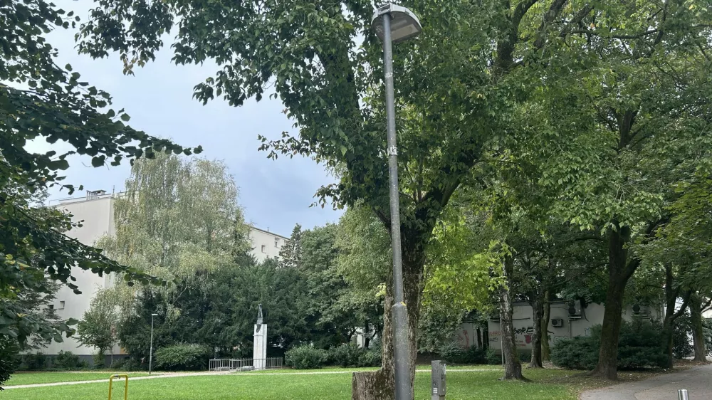 Park Ade Škerl in Sonje Plaskan, ukradena tabla F Špela Ferlin
