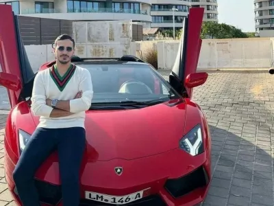 Shimon Hayut, prevarant s Tinderja, ki je neslavno zaslovel zaradi Netflixovega dokumentarca The Tinder Swindler, je že našel novo priložnost za zaslužek. Simon Leviev, kot se predstavlja Hayut, je sklenil dogovor s hollywoodsko menedžerjo Gino Rodriguezom, v načrtu ima tudi knjigo, poleg tega pa želi zagnati še podcast in sodelovati v resničnostnem šovu, v katerem bo iskal pravo ljubezen. V šovu naj bi se za zanj potegovale številne ženske, v podcastu pa bi rad delil ljubezenske nasvete, kaj storiti in česa ne v nastajajočih zvezah. Ob vsem tem Hayut še naprej trdi, da ga je dokumentarec napačno prikazal in da bo očistil svoje ime. In kako ga je sploh prikazal dokumentarec, ki bo dobil tudi svojo igrano filmsko različico? Leviev je ženske, ki so postale njegova tarče, prepričal, da je sin kralja diamantov Leva Levieva. Zavedel jih je z lažnim prikazovanjem svojega "luksuznega" življenja, potem pa jih prosil, naj mu posodijo denar, ker so ga neprijatelji spravili v težave. Na ta način je od žensk izvlekel milijone dolarjev. Netflix je razkril nekatere od njegovih prevar, prav tako pa tudi številne psevdonime, ki jih je uporabljal, a kot se je izkazalo, Hayutu slava godi, tudi če je negativna.