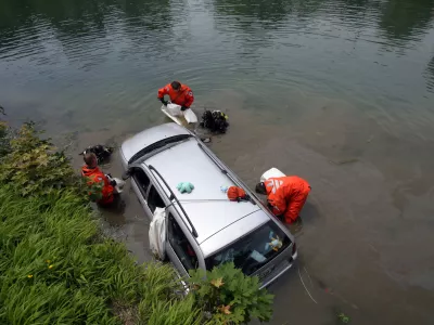 - reševanje avtomobila iz Ljubljanice  - Mlada voznica je pri Trnovskem pristanu nenadoma zapeljala po nabrežju reke Ljubljanice in pristala v reki. Skupaj z njo sta bila v avtomobilu dva otroka. Mimoidoči so vse tri rešili iz vozila.///FOTO: Luka Cjuha