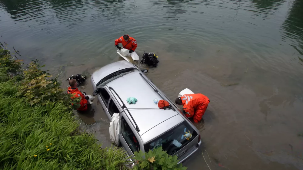 - reševanje avtomobila iz Ljubljanice  - Mlada voznica je pri Trnovskem pristanu nenadoma zapeljala po nabrežju reke Ljubljanice in pristala v reki. Skupaj z njo sta bila v avtomobilu dva otroka. Mimoidoči so vse tri rešili iz vozila.///FOTO: Luka Cjuha