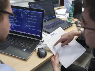 - 31.03.2022 - Fakulteta za elektrotehniko Univerze v Ljubljani - dnevi robotike - robotski izziv DIR 2022 Hekaton: Novartisov izziv - reševali aktualen problem iz farmacije, povezan s predpripravo farmacevtskih vzorcev za analizo - Laboratorij za robotiko - robotikaFoto: Jaka Gasar