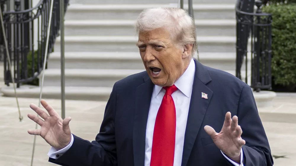 16 September 2025, US, Washington: US President Donald Trump speaks to reporters as he and First Lady Melania Trump leave the White House for a state visit to the United Kingdom. Photo: Mehmet Eser/ZUMA Press Wire/dpa