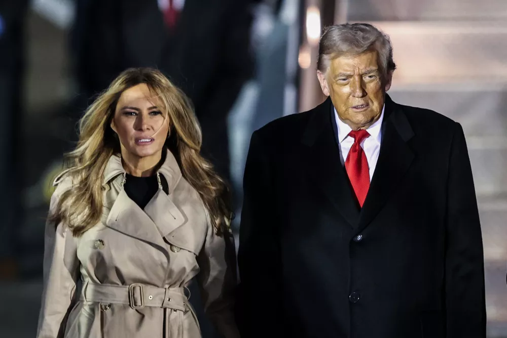 16 September 2025, United Kingdom, Stansted: US President Dinald Trump and First Lady Melania Trump depart the Air Force one during the US President Trump's state visit to the United Kingdom at London Stansted Airport. Photo: Alfie Cosgrove/News Images via ZUMA Press Wire/dpa