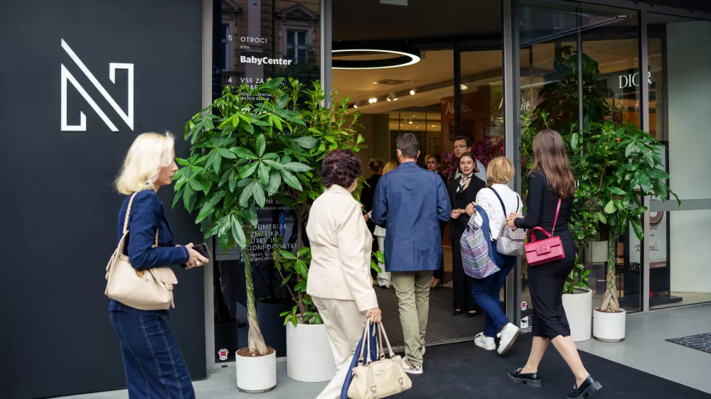 Vhod v veleblagovnico je po novem omogočen tudi s Tomšičeve ulice. Foto: nama