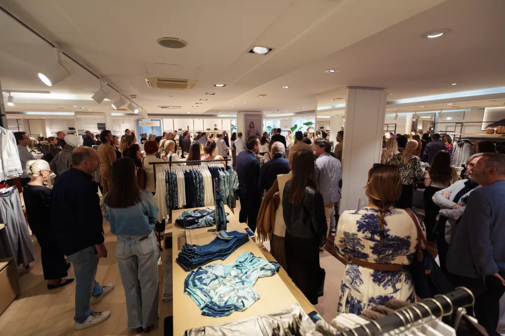 Nova zasnova ponuja urbano veleblagovnico, ki združuje modo za ženske in moške, modne dodatke, perilo in kozmetiko. Foto: nama