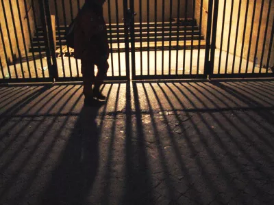 - ilustrativna fotografija - rešetke - zapor - svetloba