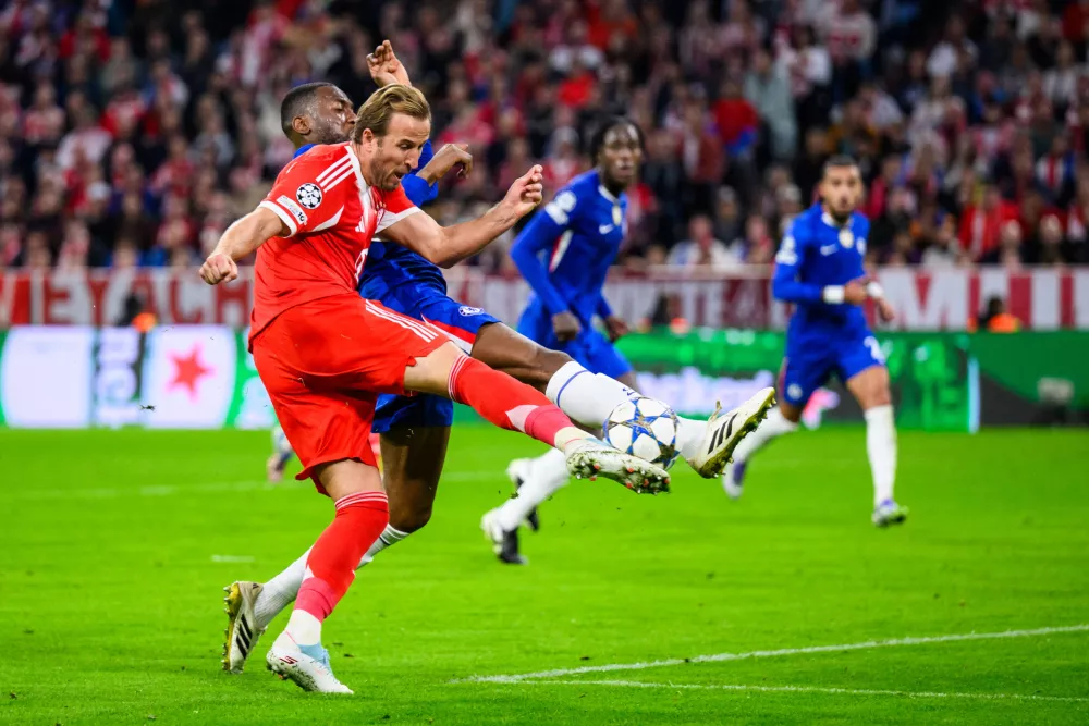 17 September 2025, Bavaria, Munich: Bayern Munich's Harry Kane (L) in action against Chelsea's Tosin Adarabioyo during the UEFA Champions League soccer match between Bayern Munich and Chelsea FC at the Allianz Arena. Photo: Tom Weller/dpa