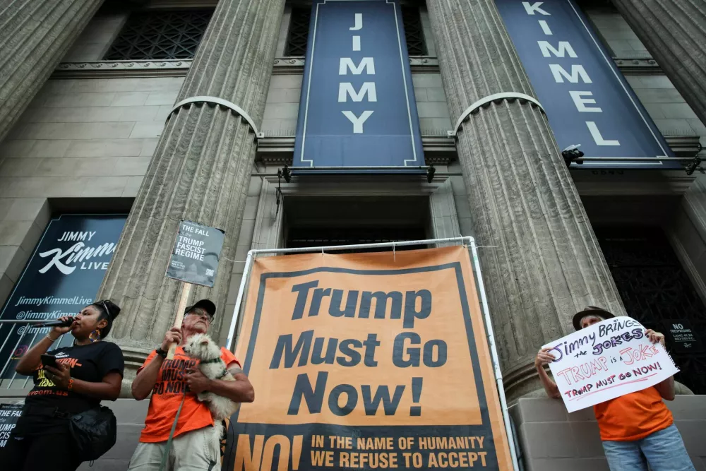 People demonstrate outside the El Capitan Entertainment Centre, where "Jimmy Kimmel Live!" is recorded for broadcast, on Hollywood Boulevard in Los Angeles, California, U.S. September 17, 2025. REUTERS/Daniel Cole   TPX IMAGES OF THE DAY