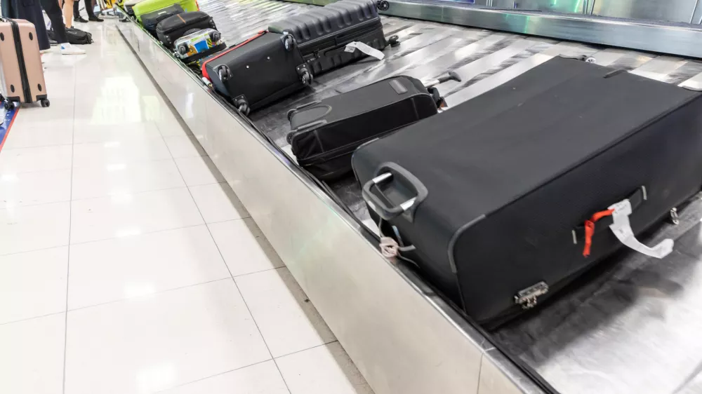 Včasih so si kovčki zelo podobni, temni pa so še posebej mamljivi za tatove. / Foto: Istock