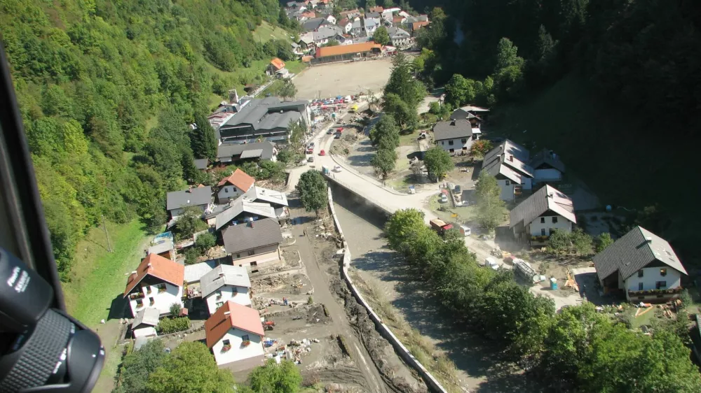 Železniki: vodfa se je umaknila