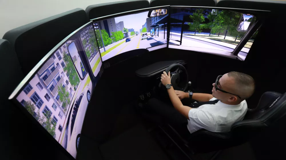 Voznike bodo učili z umetno inteligenco, prvi so se že preizkusili