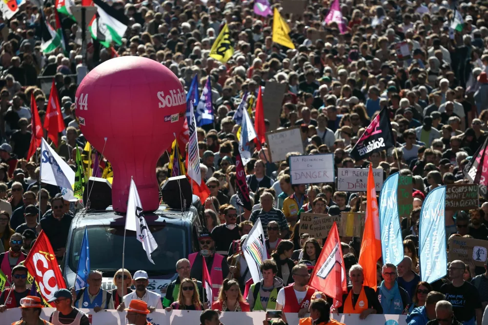 A balloon of Solidaires labour union is seen as protesters attend a demonstration in Nantes as part of a day of nationwide strikes and protests against the government and cuts in the next budget, with supporters of the "Bloquons Tout" (Let's Block Everything) movement, France, September 18, 2025. REUTERS/Stephane Mahe