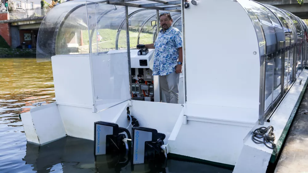 18.09.2025. Predstavitev prenovljene potniške ladjice na Ljubljanici z novima električnimi motorjema. Tomo Zupančič, lastnik. Foto: Bojan Velikonja