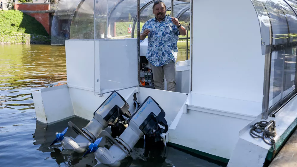 18.09.2025. Predstavitev prenovljene potniške ladjice na Ljubljanici z novima električnimi motorjema. Tomo Zupančič, lastnik. Foto: Bojan Velikonja