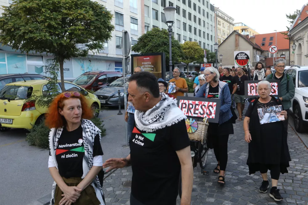 18.09.2025 - novinarska konferenca predsednika palestinskega sindikata novinarjev Naserja Abu Bakerja (pred poslopjem RTV Slovenija, Kolodvorska 2) in javni shod v podporo palestinskim novinarjem in medijskim delavcemFoto: Luka Cjuha
