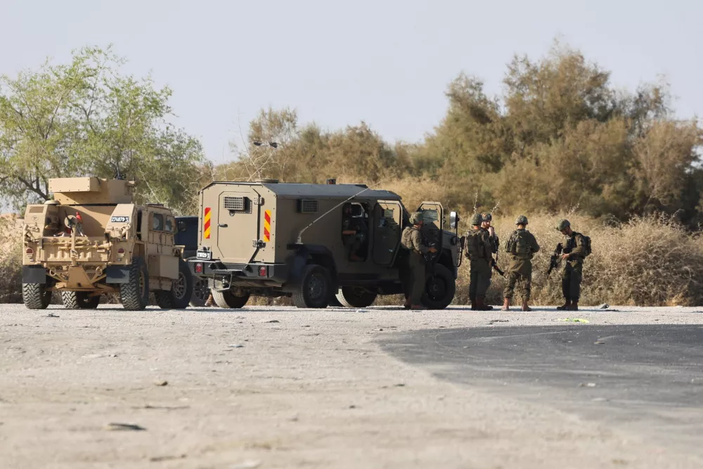 Members of the Israeli military gather at the scene of a fatal shooting at the Allenby Crossing between the Israeli-Occupied West Bank and Jordan, September 18, 2025. REUTERS/Oren Ben Hakoon ISRAEL OUT. NO COMMERCIAL OR EDITORIAL SALES IN ISRAEL