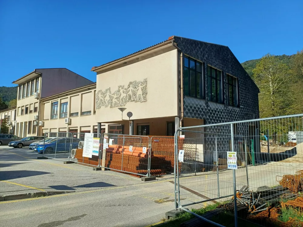 Kanal, bomba na gradbišču ob šoli. Foto: bralec