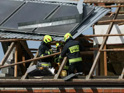 Firefighters work on the destroyed roof of a house, after Russian drones violated Polish airspace during an attack on Ukraine, with some being shot down by Poland with the backing from its NATO allies, in Wyryki-Wola, Lublin Voivodeship, Poland, September 10, 2025. REUTERS/Kacper Pempel   REFILE - CORRECTING LOCATION FROM "WYRYKI" TO "WYRYKI-WOLA".