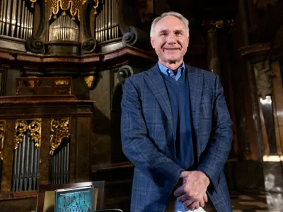 U.S. author Dan Brown poses as he holds a news conference in Prague to present his new book, which is set in the Czech capital, in Prague, Czech Republic, September 18, 2025. REUTERS/Eva Korinkova