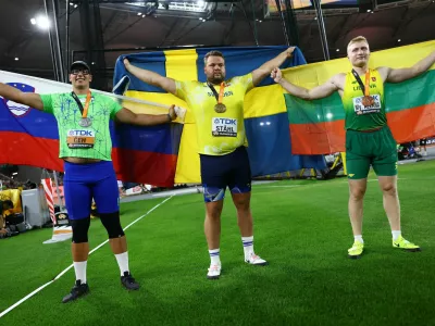 Athletics - World Athletics Championship - Men's Discus Throw Final - National Athletics Centre, Budapest, Hungary - August 21, 2023 Sweden's Daniel Stahl celebrates with the gold medal after winning the Men's Discus Throw alongside silver medalist Slovenia's Kristjan Ceh and bronze medalist Lithuania's Mykolas Alekna REUTERS/Kai Pfaffenbach